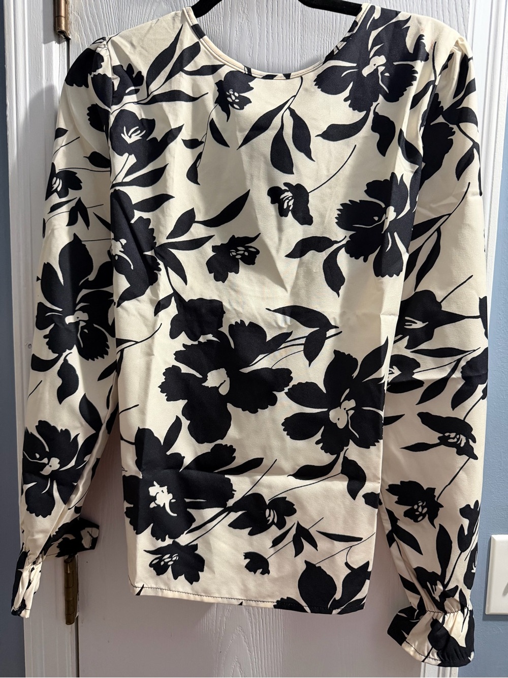 Oak & Pearl Women's Black & Cream Floral Long-Sleeve blouse